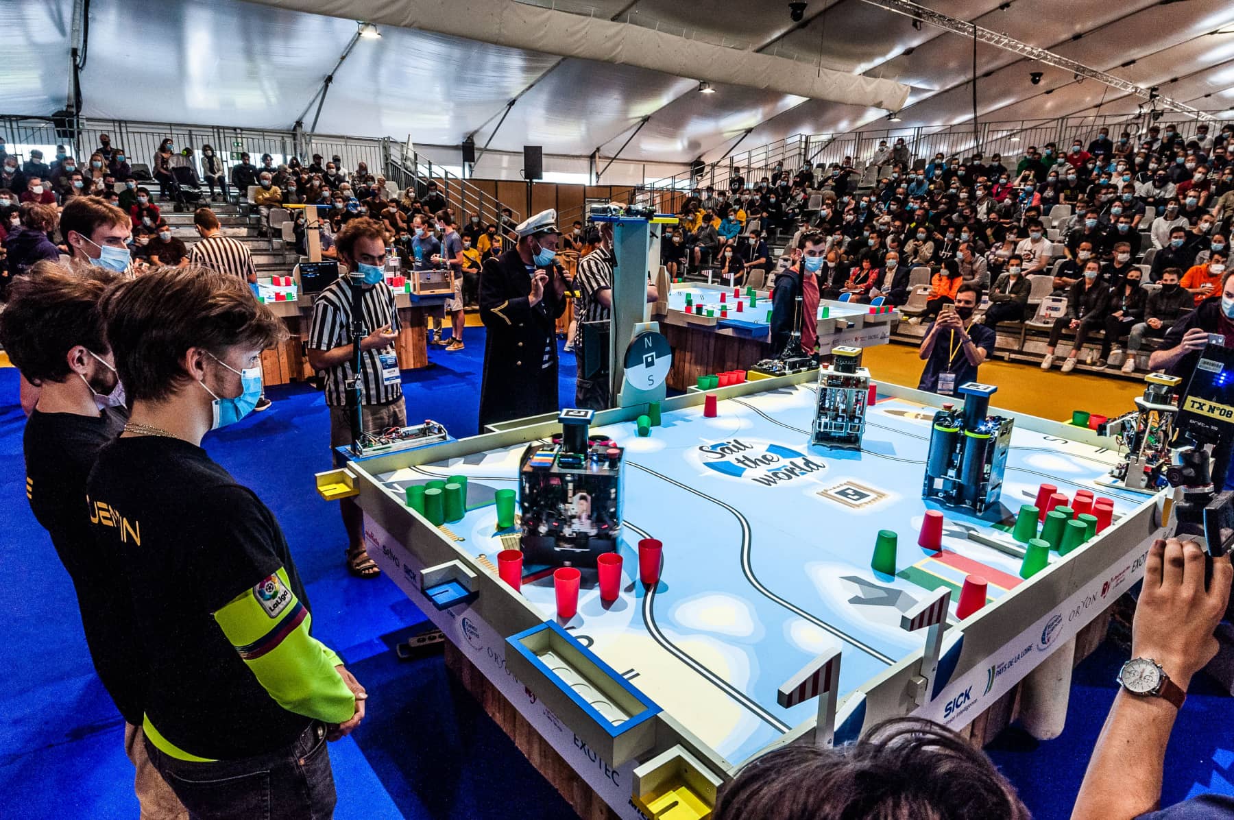 Équipe travaillant sur leur robot pour la Coupe de France de Robotique